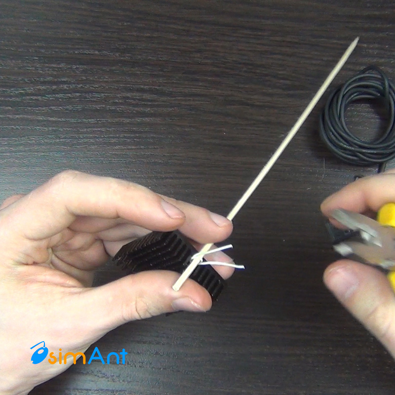 Прикручиваем провод к деревянному шампуру