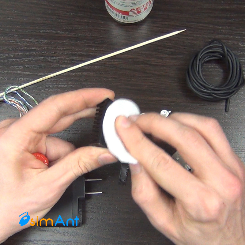 Протираем оклеиваемую поверхность радиатора