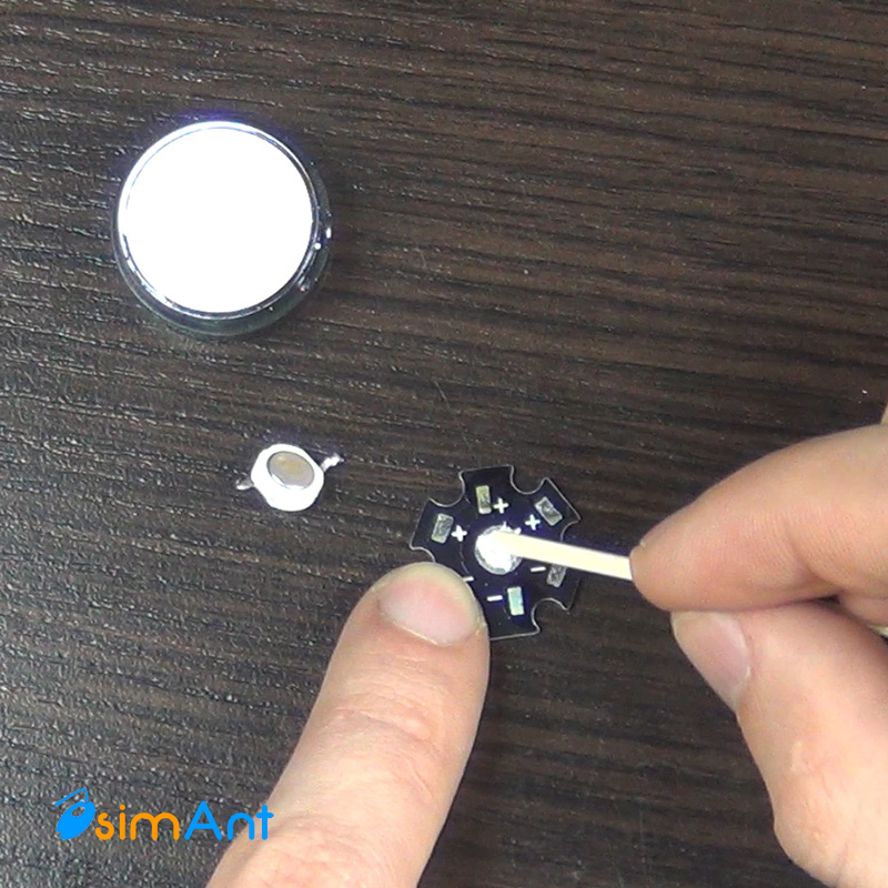 Нанесение термопасты КПТ-8 на радиатор-подложку для светодиода