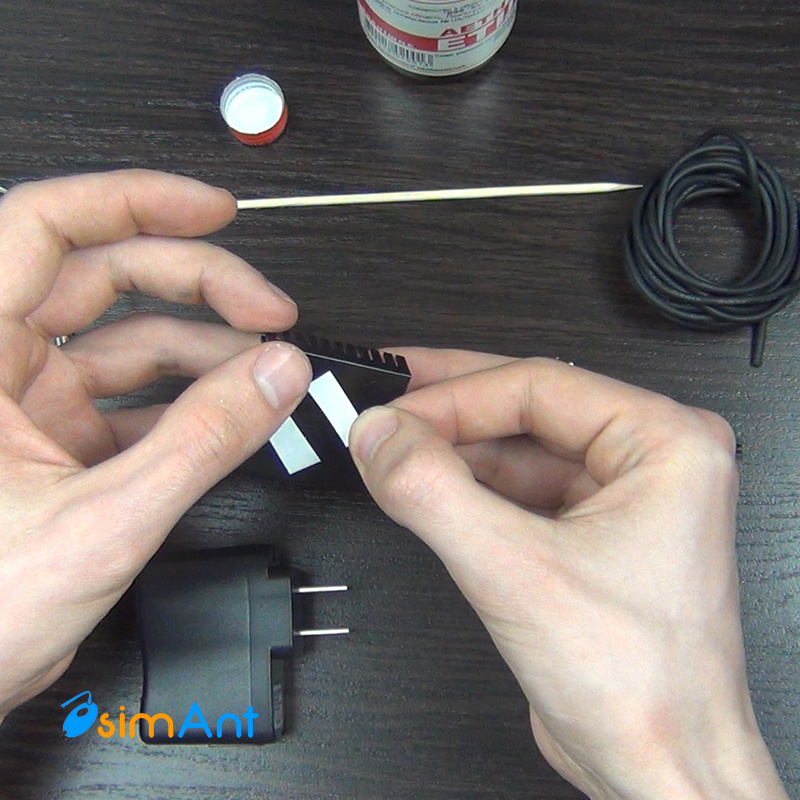 Приклеиваем теплопроводную ленту 3М к радиатору.