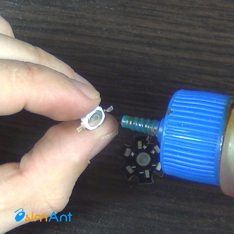 Обработка флюсом контактов светодиода